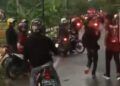 Tangkapan layar dari video bentrokan di Desa Ngawun, Kecamatan Parengan, Kabupaten Tuban, Minggu (28/3/2021) kemarin. (Foto: Dokumen) warga vs perguruan silat di tuban