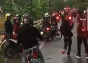 Tangkapan layar dari video bentrokan di Desa Ngawun, Kecamatan Parengan, Kabupaten Tuban, Minggu (28/3/2021) kemarin. (Foto: Dokumen) warga vs perguruan silat di tuban
