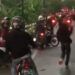 Warga dan Perguruan Silat di Tuban Terlibat Bentrok, Kini Tempuh Jalan Damai 8 Tangkapan layar dari video bentrokan di Desa Ngawun, Kecamatan Parengan, Kabupaten Tuban, Minggu (28/3/2021) kemarin. (Foto: Dokumen) warga vs perguruan silat di tuban