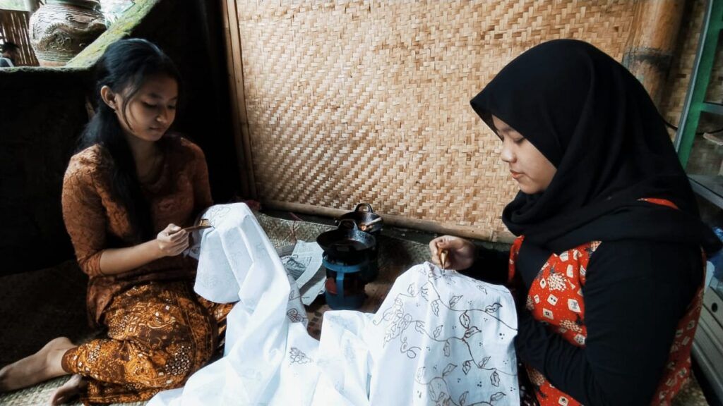 Kegiatan membatik untuk anak muda di Kampung Budaya Polowijen. (Foto : Azmy/Tugu Malang/Tugu Jatim) kampung wisata tematik di malang terancam bubar