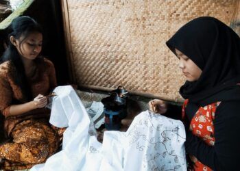 Kegiatan membatik untuk anak muda di Kampung Budaya Polowijen. (Foto : Azmy/Tugu Malang/Tugu Jatim) kampung wisata tematik di malang terancam bubar
