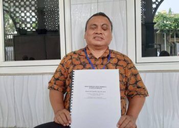 Zainul Muttaqin, penyandang tunanetra lulusan S2 di London yang kini mengajar mengaji Al-Qur'an Braille. (Foto: Amanah Nur Asiah/Basra) tugu jatim