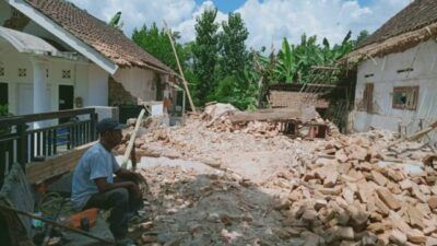 Salah satu warga terdampak gempa di Kabupaten Malang sedang meratapi rumahnya yang hancur. (Foto: Rap/Tugu Jatim)