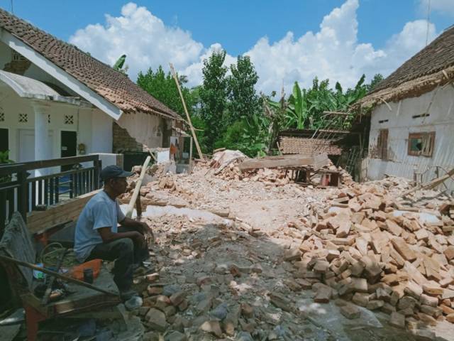 Salah satu warga terdampak gempa di Kabupaten Malang sedang meratapi rumahnya yang hancur. (Foto: Rap/Tugu Jatim)