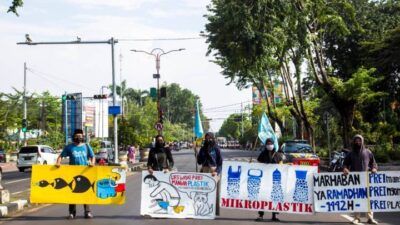 Aktivis Lingkungan Deklarasi #StopMakanPlastik melakukan aksi di Kabupaten Sidoarjo, Sabtu (10/04/2021).(Foto: River Warrior Indonesia/Tugu Jatim)