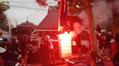 Aksi Aremania menyampaikan aspirasinya menuntut konflik dualisme Arema dengan melempar pesawat kertas di depan rumah dinas Wali Kota Malang, Senin (05/04/2021). (Foto: netizen/Tugu Jatim)