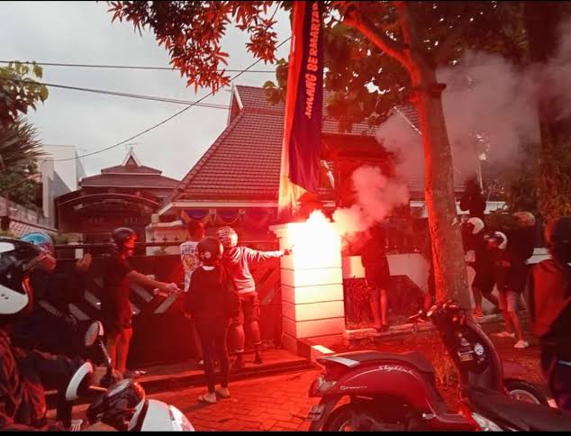 Aksi Aremania menyampaikan aspirasinya menuntut konflik dualisme Arema dengan melempar pesawat kertas di depan rumah dinas Wali Kota Malang, Senin (05/04/2021). (Foto: netizen/Tugu Jatim)