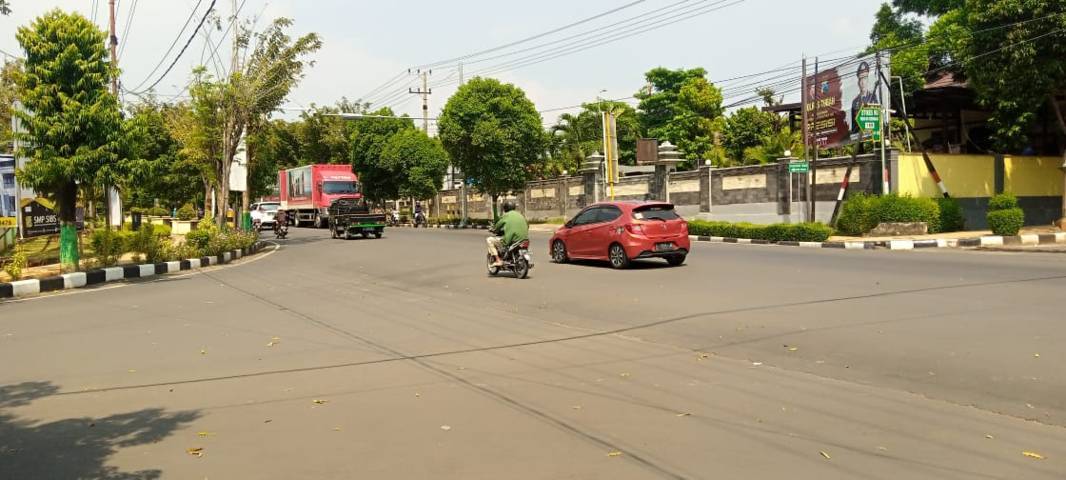 Pantauan lalu lintas di Perempatan Jalan Pramuka, Kecamatan Tuban. (Foto: Rochim/Tugu Jatim)