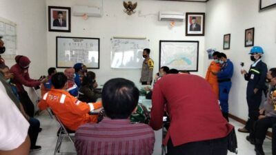 Kapolres, Dandim 0811, Badan Penanggulangan Bencana Daerah (BPBD) Tuban dan pihak dari Basarnas masih melakukan rapat koordinasi di gate 5 TPPI Tuban. (Foto: Dok/Tugu Jatim)