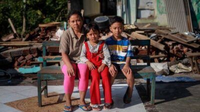 Potret Anita bersama kedua anaknya, Arum sekarang masih sekolah di taman kanak-kanak dan Mahesa kelas 4 SD. (Foto: Bayu Eka/Tugu Jatim)