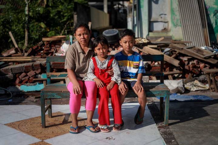 Potret Anita bersama kedua anaknya, Arum sekarang masih sekolah di taman kanak-kanak dan Mahesa kelas 4 SD. (Foto: Bayu Eka/Tugu Jatim)