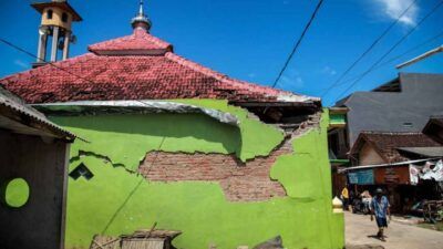 Tembok musala di daerah Kabupaten Malang yang mengalami keretakan pada dinding-dinding temboknya. (Foto: Bayu Eka Novanta/Tugu Malang/Tugu Jatim)