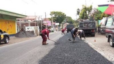 Salah satu jalur di Kota Batu yang dilakukan perbaikan jangka pendek. (Foto: Sholeh/Tugu Jatim)