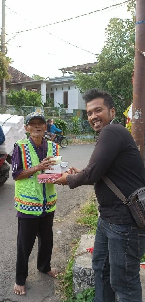 Polisi cepek pun tak lupa diberikan menu buka puasa oleh Yudi.(Foto: Tugu Media Group/Tugu Jatim)