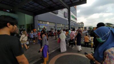 Pengunjung di Mal Olympic Garden (MOG) Kota Malang berhamburan keluar gedung usai terjadi gempa kuat berskala 6,7 Magnitudo pada Sabtu (10/04/2021). (Foto: Azmy/Tugu Jatim)