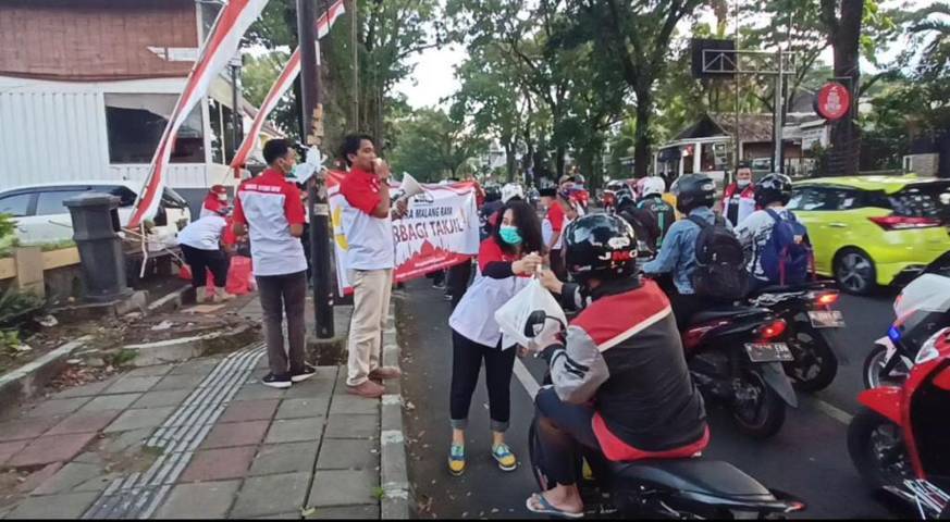 Aksi peduli relawan Lumbung Informasi Rakyat (LIRA) Malang Raya berbagi makanan gratis di Jalan Ijen, Kota Malang, Selasa (27/04/2021). (Foto: Azmy/Tugu Jatim)