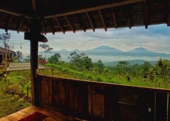 Deretan Gunung Merapi, Merbabu, Andong, dan Telamaya terlihat dari musala di Pawon Teh Tudung. (Foto: Dok/Tugu Jatim)