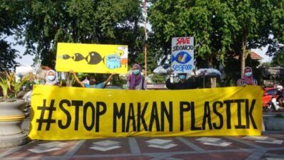 Aktivis Lingkungan Deklarasi #StopMakanPlastik melakukan aksi di Kabupaten Mojokerto, Sabtu (10/04/2021).(Foto: Aktivis Lingkungan Deklarasi #StopMakanPlastik/Tugu Jatim)