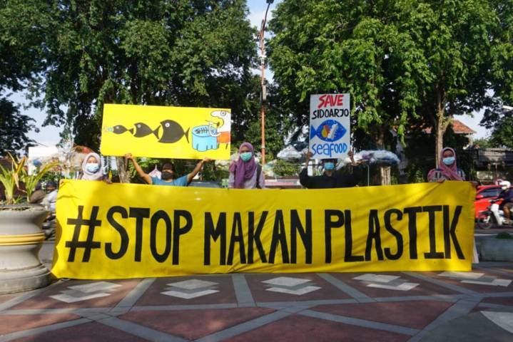 Aktivis Lingkungan Deklarasi #StopMakanPlastik melakukan aksi di Kabupaten Mojokerto, Sabtu (10/04/2021).(Foto: Aktivis Lingkungan Deklarasi #StopMakanPlastik/Tugu Jatim)