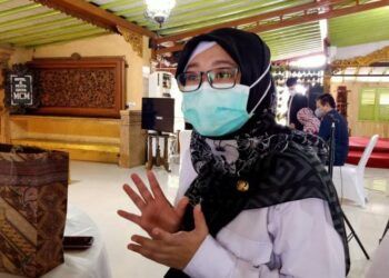 Kasi pencegahan dan pengendalian penyakit Dinas Kesehatan (Dinkes) Bojonegoro Dr Whenny Dyah Prajanti saat menjelaskan vaksinasi di Bojonegoro pada bulan Ramadhan. (Foto: Mila Arinda/Tugu Jatim)