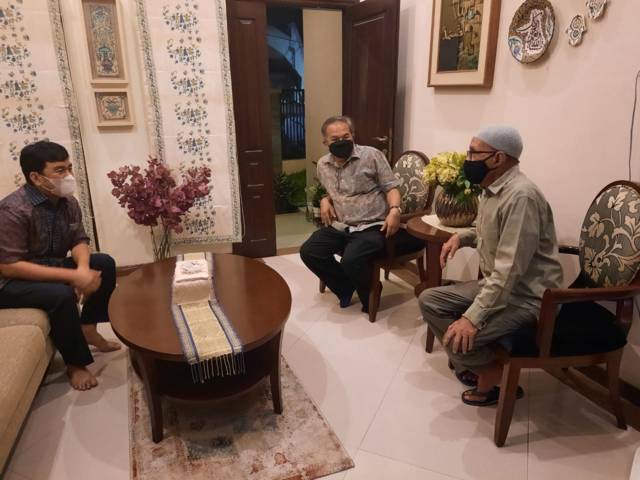 Ali Salim, wartawan senior yang kini tinggal di Kota Surabaya, Jawa Timur, bersama CEO Paragon Salman Subakat serta Pakar Komunikasi dan Motivator Nasional Dr Aqua Dwipayana. (Foto: Dok/Tugu Jatim)