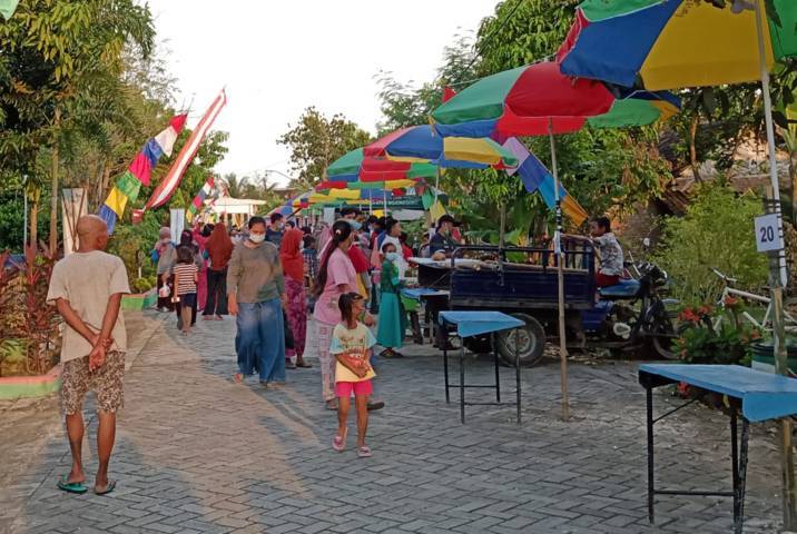 Pengunjung Bazar Ramadan yang antusias untuk berkunjung. (Foto: Mila Arinda/Tugu Jatim)