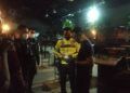 Pamenwas Polresta Malang Kota Kompol Ramadhan Nasution saat memperingatkan manajer Backroom by Triangle, Jumat (02/04/2021). (Foto: Polresta Malang Kota/Tugu Jatim)