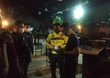 Pamenwas Polresta Malang Kota Kompol Ramadhan Nasution saat memperingatkan manajer Backroom by Triangle, Jumat (02/04/2021). (Foto: Polresta Malang Kota/Tugu Jatim)