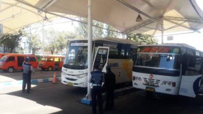 Armada bus Damri yang menunggu penumpang di Terminal Kota Batu. (Foto: Sholeh/Tugu Jatim)