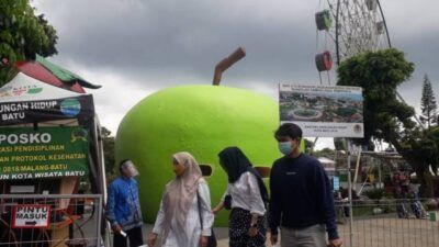 Wisatawan yang berkunjung di wisata Alun-Alun Kota Batu. (Foto: Sholeh/Tugu Jatim)