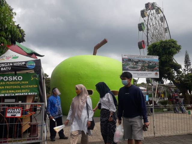 Wisatawan yang berkunjung di wisata Alun-Alun Kota Batu. (Foto: Sholeh/Tugu Jatim)