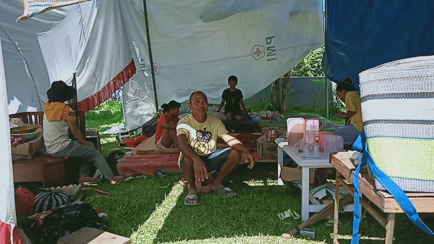 Warga korban gempa Malang di tenda pengungsian. (Foto: Rap/Tugu Jatim)