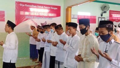 Para santri di Ponpes Ash Shomadiyah saat melakukan salat gaib untuk korban KRI Nanggala 402. (Foto: Dok Rochim/Tugu Jatim)