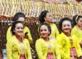 Sinden Selfina Listyadewi (kiri) saat manggung dalam pementasan wayang kulit. (Foto: Dok Selfina Listyadewi/Tugu Jatim)