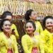 Selfina Listyadewi, Pesinden Milenial yang Dididik Orang Tua hingga Raih Banyak Prestasi 9 Sinden Selfina Listyadewi (kiri) saat manggung dalam pementasan wayang kulit. (Foto: Dok Selfina Listyadewi/Tugu Jatim)