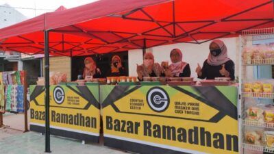 Para pelaku ekonomi kreatif yang menggelar bazar Ramadhan di Jalan MH Thamrin 91, Kota Bojonegoro. (Foto: CEC Bojonegoro/Tugu Jatim)