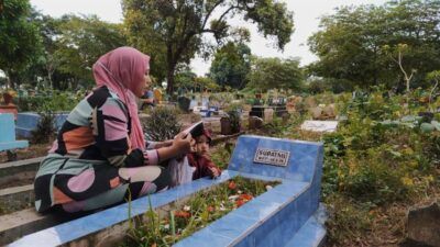 Salah satu warga tampak khusyuk berdoa menjelang bulan suci Ramadhan di TPU Kutobedah Malang. (Foto:Azmy/Tugu Jatim)