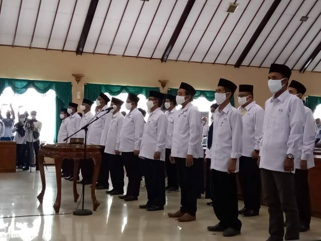 Proses pelantikan Dewan Kehormatan dan Pengurus PMI Bojonegoro. (Foto: Mila Arinda/Tugu Jatim)