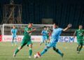 Samsul Arif saat dihadang pemain Persela. (Foto: Persebaya.id/Tugu Jatim)