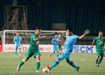 Samsul Arif saat dihadang pemain Persela. (Foto: Persebaya.id/Tugu Jatim)