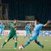 Ditahan Imbang Persela, Bajul Ijo Lolos 8 Besar 9 Samsul Arif saat dihadang pemain Persela. (Foto: Persebaya.id/Tugu Jatim)