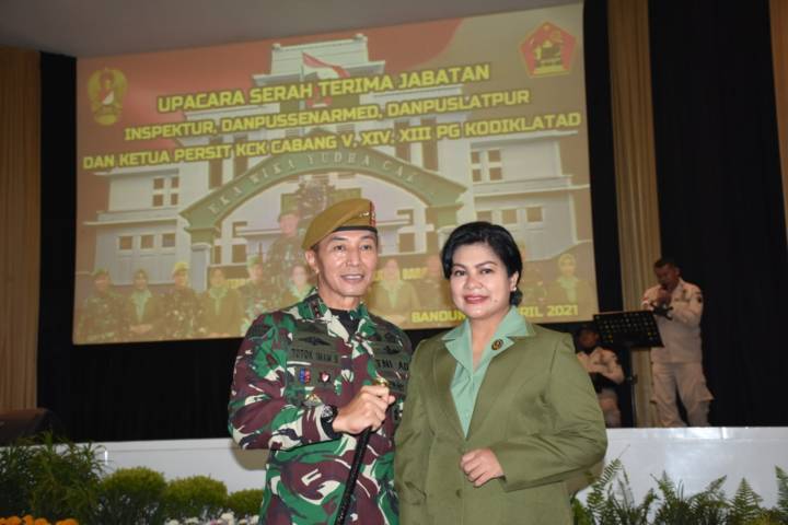 Komandan Pussenarmed Mayor Jenderal TNI Totok Imam Santoso SIP SSos MTr (Han) bersama istrinya foto bareng. (Foto: Dok/Tugu Jatim)