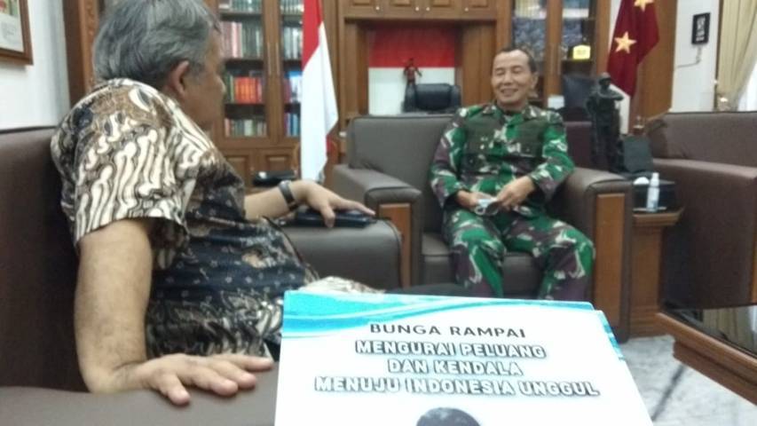 Dr Aqua Diwpayana bercengkerama secara gayeng bersama Komandan Pussenarmed Mayor Jenderal TNI Totok Imam Santoso SIP SSos MTr (Han). (Foto: Dok/Tugu Jatim)