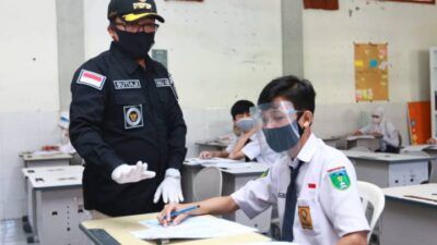 Wali Kota Malang Sutiaji saat meninjau pembelajaran tatap muka di SMAN 2 Kota Malang. (Foto: Rubianto/Tugu Jatim)