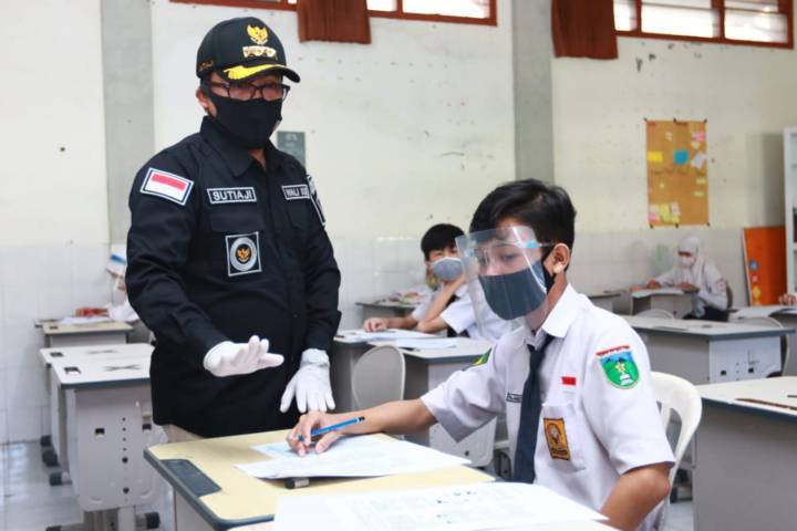 Wali Kota Malang Sutiaji saat meninjau pembelajaran tatap muka di SMAN 2 Kota Malang. (Foto: Rubianto/Tugu Jatim)