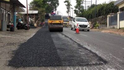 Salah satu jalur yang diperbaiki Bina Marga DPUPR Kota Batu. (Foto: Sholeh/Tugu Jatim)