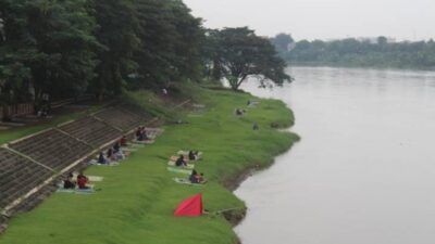 Bantaran Sungai Brantas, Kota Kediri, dijadikan spot ngopi santuy. (Foto: Noe/Tugu Jatim)