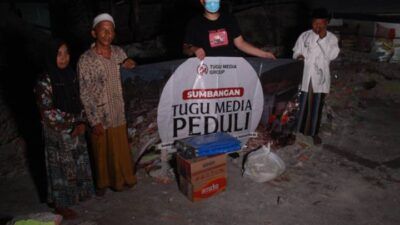 CEO Tugu Media Group Irham Thoriq memberikan langsung bantuan kepada warga terdampak gempa Malang. (Foto: Rubianto/Tugu Jatim)