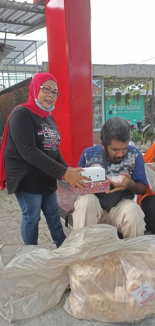 Salah satu penjual kerupuk keliling yang juga penyandang difabel tunanetra ini juga mendapatkan menu buka puasa  dari Sri Wahyuni. (Foto: Tugu Media Group/Tugu Jatim)