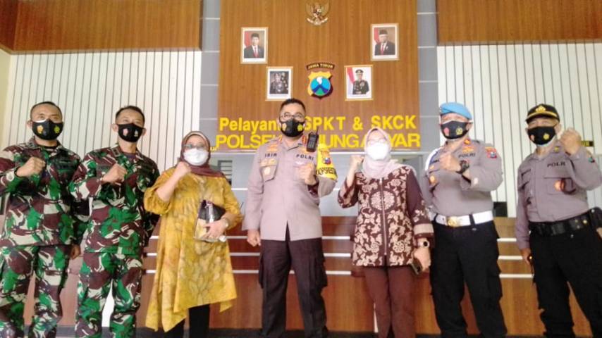 Kapolrestabes Surabaya Kombes Pol Jhonny Edizzon Isir  saat foto bersama para undangan dengan tetap memakai protokol kesehatan. (Foto: Rangga Aji/Tugu Jatim)